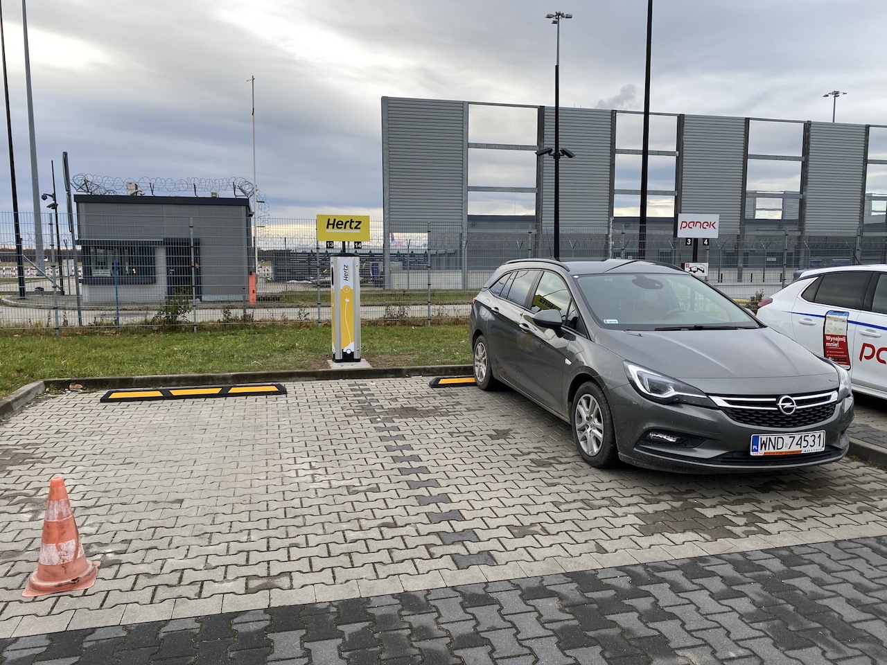 Hertz_Ladesäule.JPG