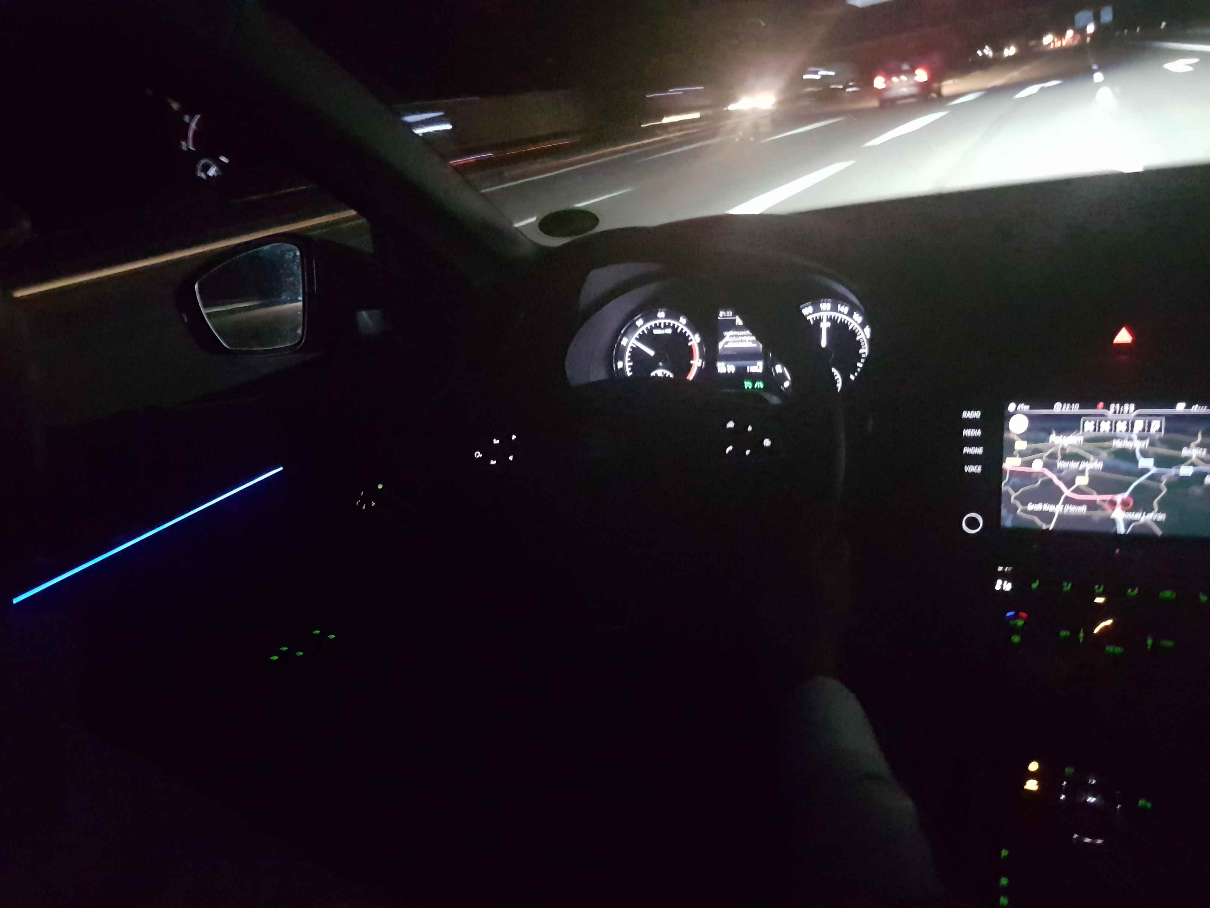skoda cockpit nacht.jpg