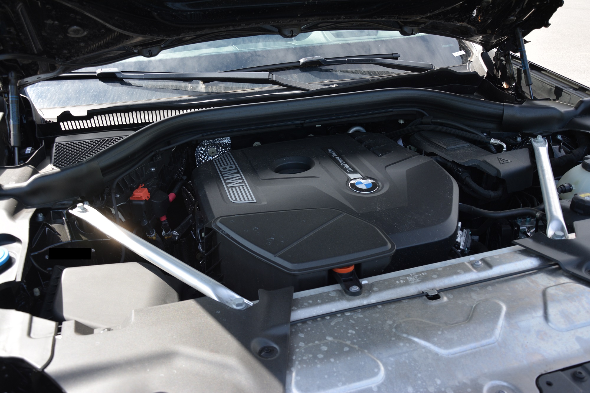 BMWX4Motorraum.jpg