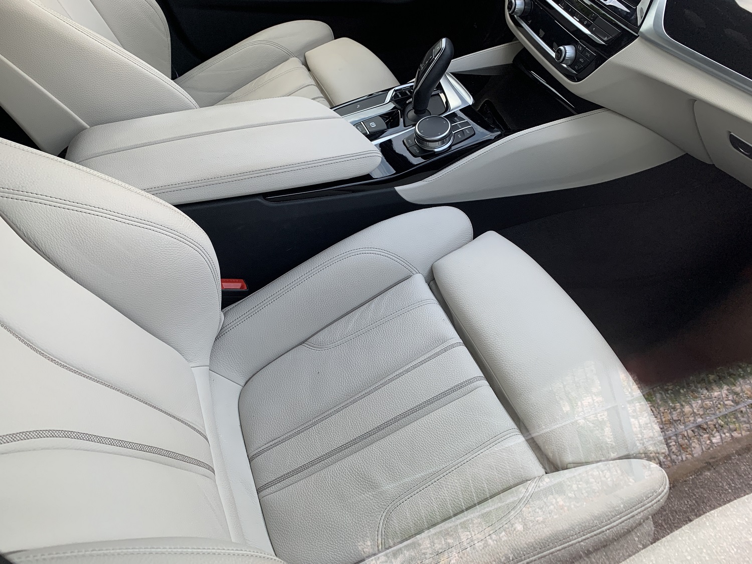 530d Ledersitze weiß.jpg